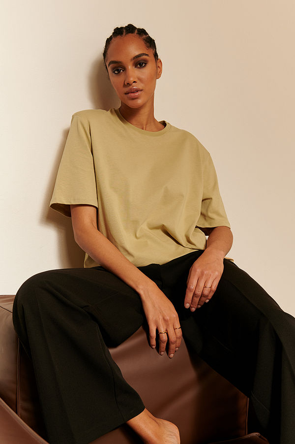 Oumayma x NA-KD Ekologisk T-shirt Med Axelvaddar grön