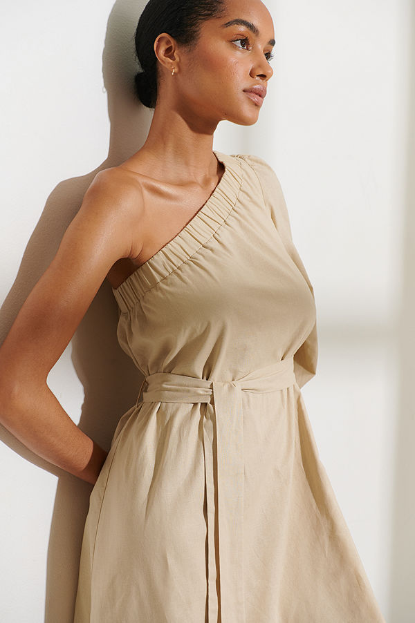 Curated Styles Klänning Med En Ärm beige