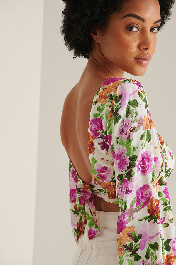 NA-KD Blus Med V-Ringning Och Knyt Bak flower