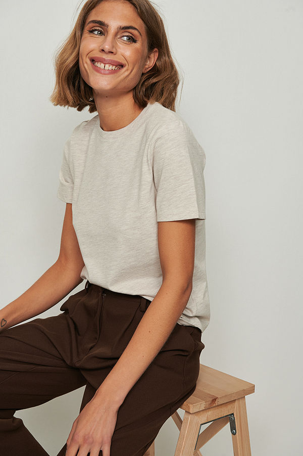 NA-KD Basic T-shirt i ekologisk bomull med rund hals beige
