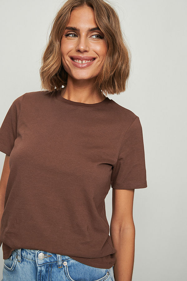 NA-KD Basic T-shirt i ekologisk bomull med rund hals brun