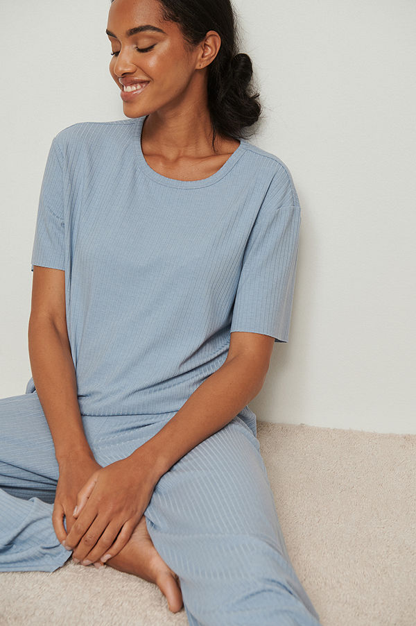 NA-KD Lingerie Återvunnen ribbad t-shirt med rå kant blå