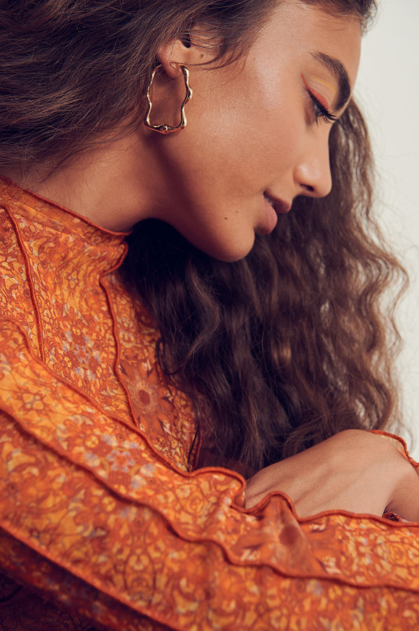 NA-KD Accessories smycke Återvunna vågiga hoopörhängen guld