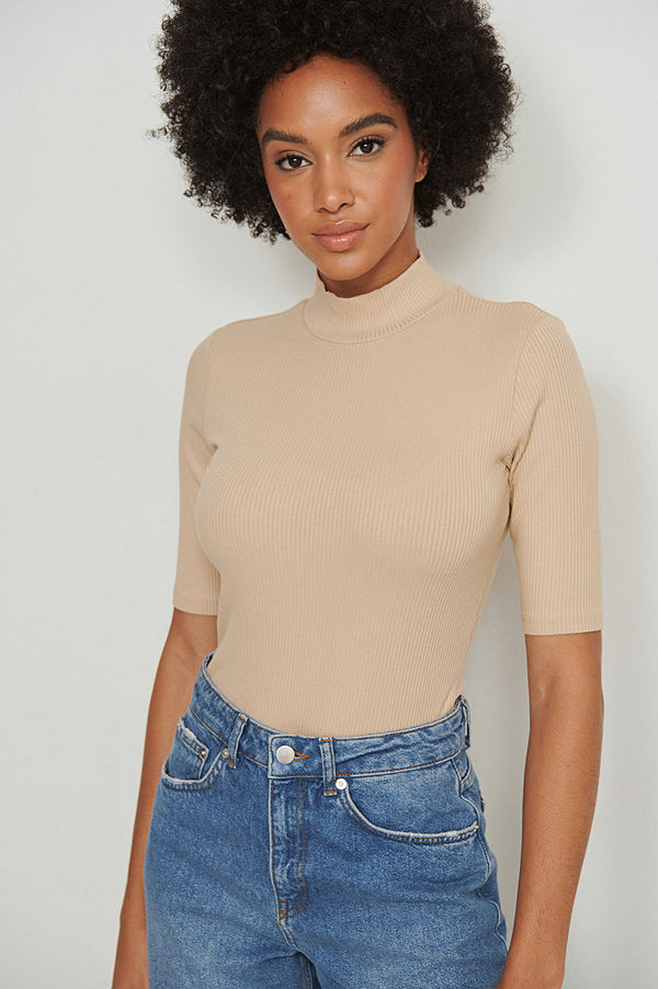 NA-KD Basic Kortärmad ribbstickad topp med hög hals beige