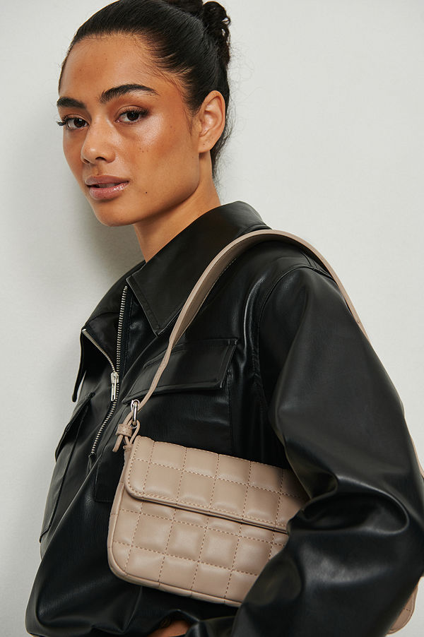 NA-KD Accessories omönstrad axelväska Quiltad baguetteväska beige