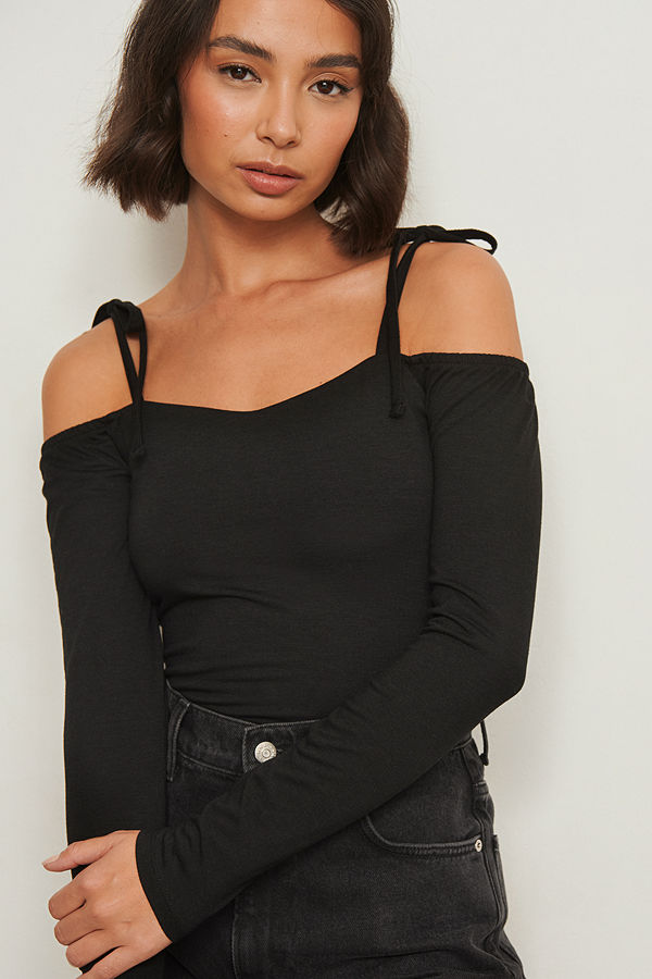 Pamela x NA-KD Reborn Recycled offshouldertopp med detalj svart