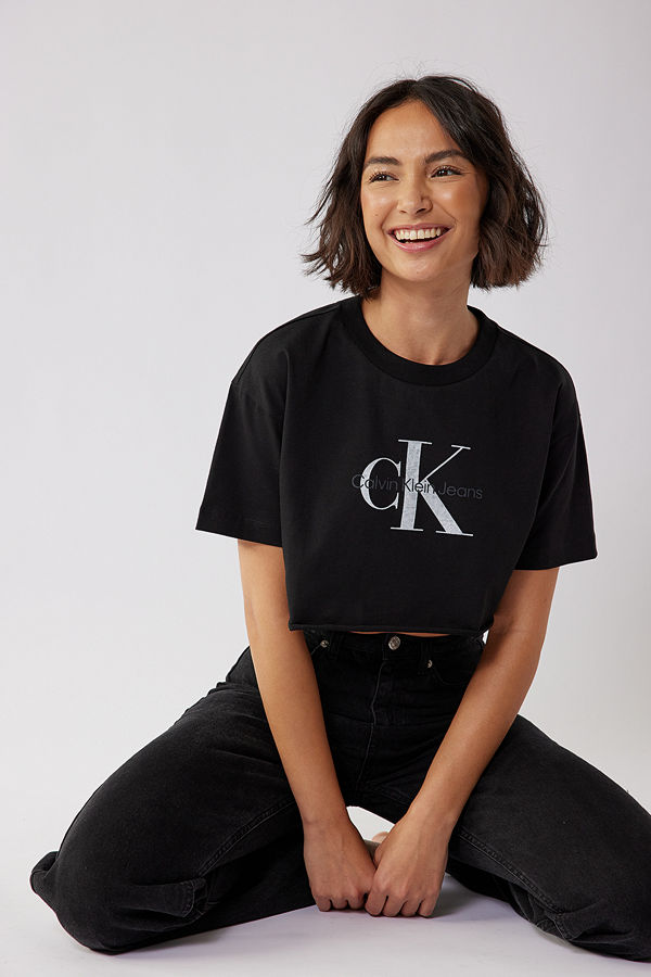 Calvin Klein for NA-KD Ekologisk croppad T-shirt med rå fåll svart