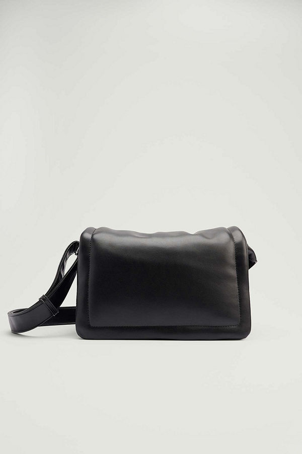NA-KD Accessories Padded Crossbody Bag svart axelväska
