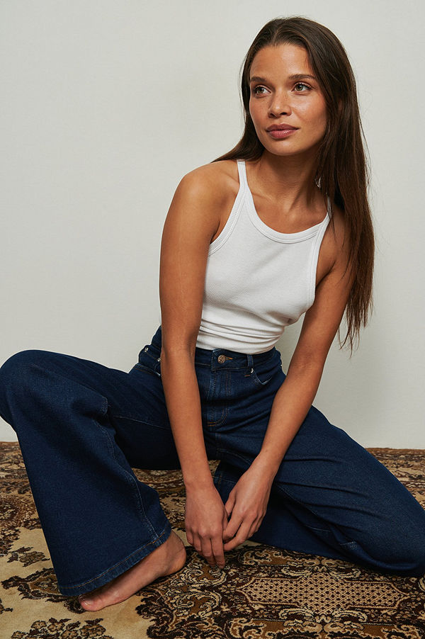 NA-KD Trend Avslappnade jeans med bootcut blå