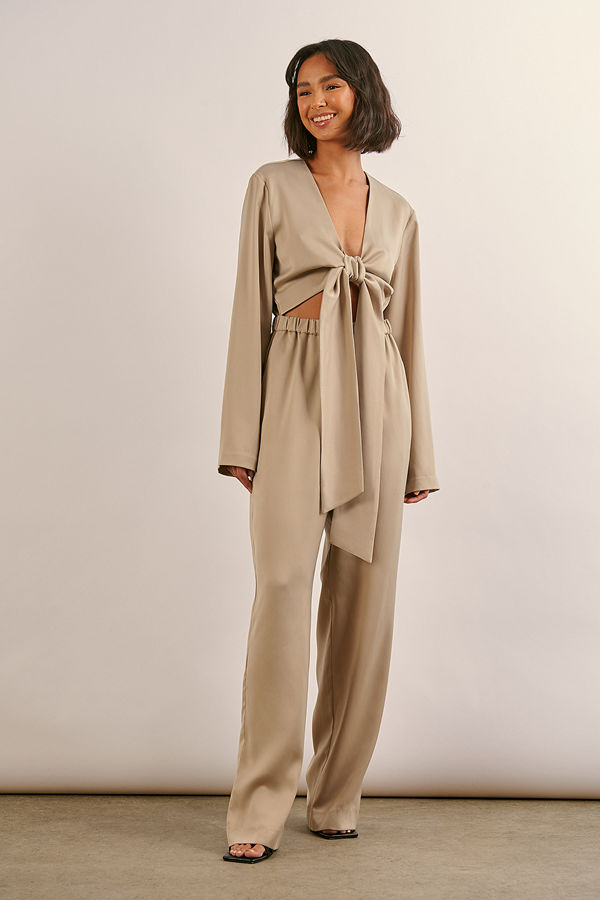 Margaux Dietz x NA-KD Återvunnen jumpsuit i satin med knyt fram beige