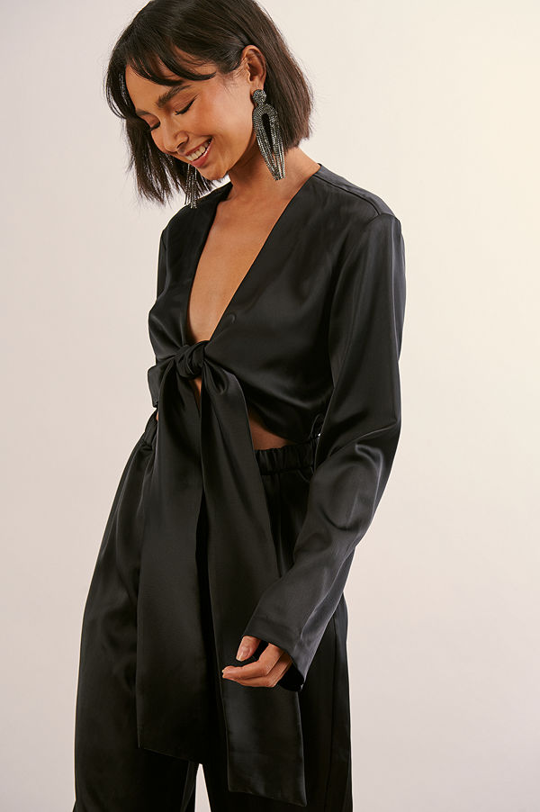 Margaux Dietz x NA-KD Återvunnen jumpsuit i satin med knyt fram svart