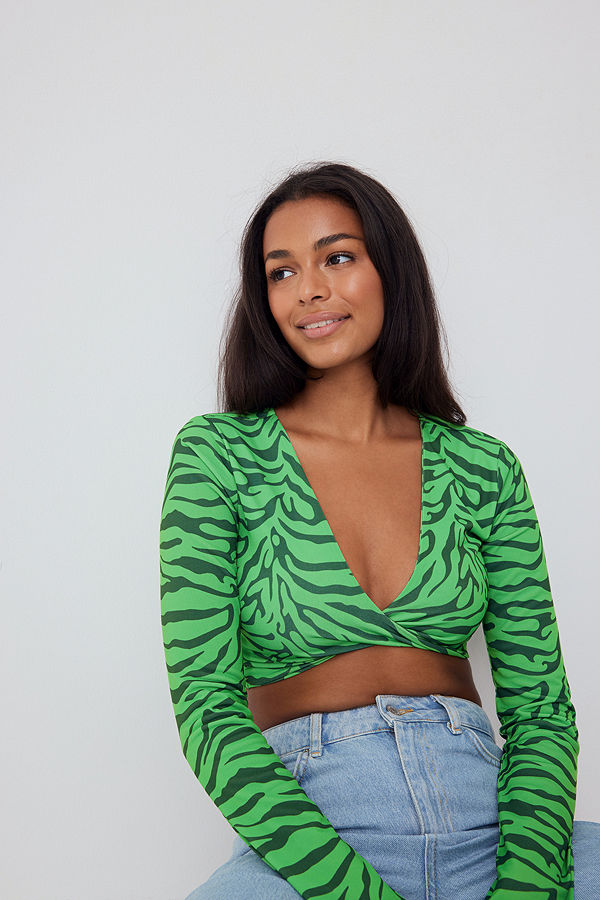Josefine Simone x NA-KD Kort topp med vridning fram grön