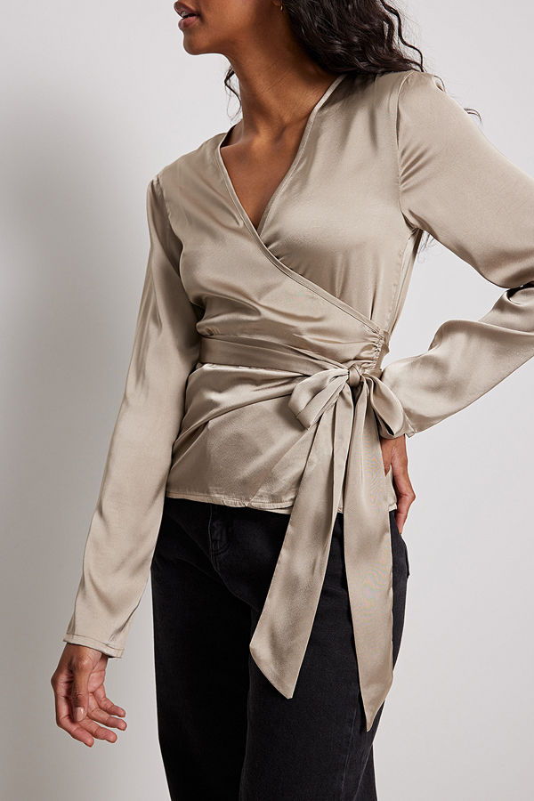 NA-KD Blus med omlott fram beige