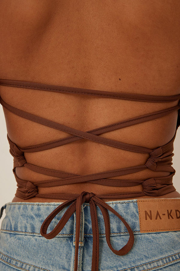 NA-KD Singlet med knytdetalj brun