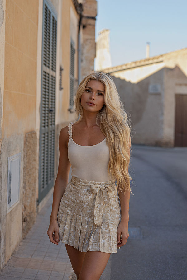 Pamela x NA-KD Reborn Ribbat linne med axelbandsdetalj beige