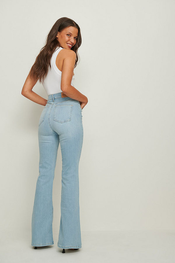 NA-KD Ekologiska Bootcut skinny jeans med hög midja blå