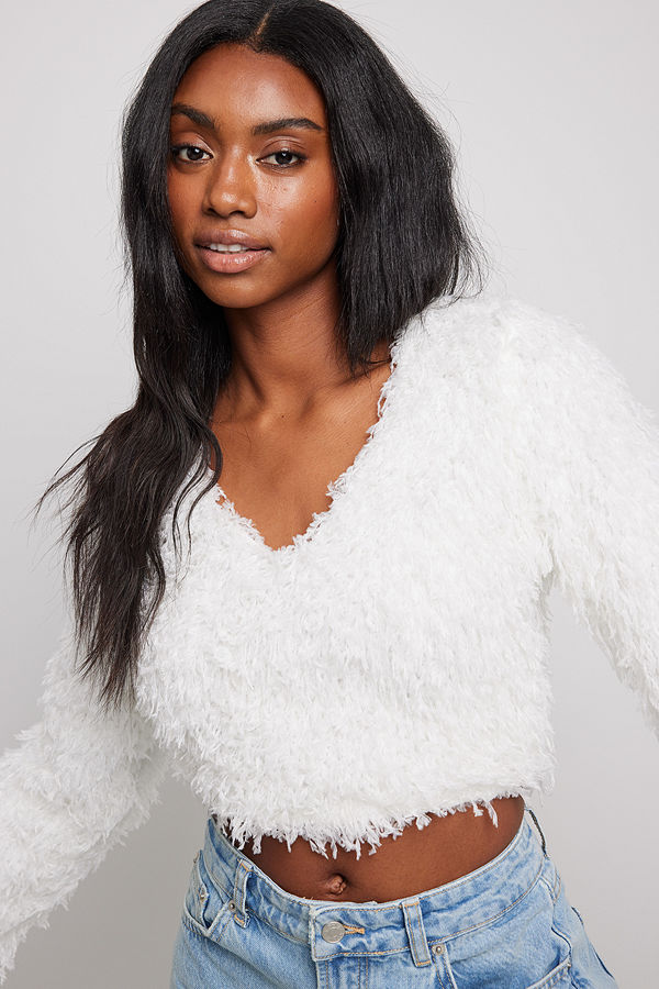 NA-KD Party Fluffig blus med V-hals vit