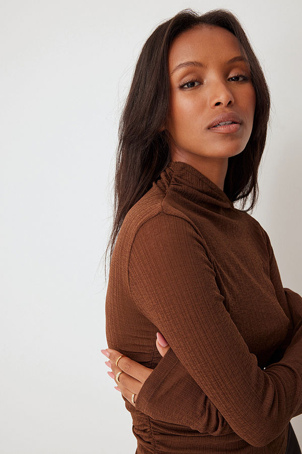 Femmeblk x NA-KD Rynkad topp med lång ärm brun