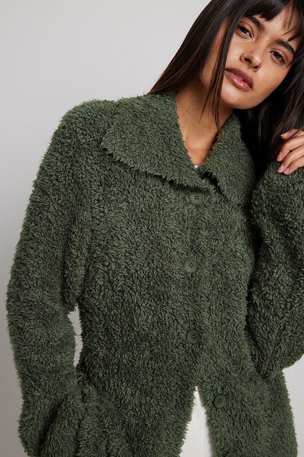 NA-KD Lurvig stickad cardigan med krage grön