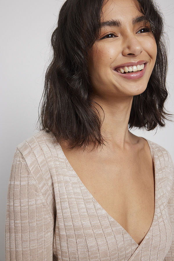 Rianne Meijer x NA-KD Överlappande kort topp beige