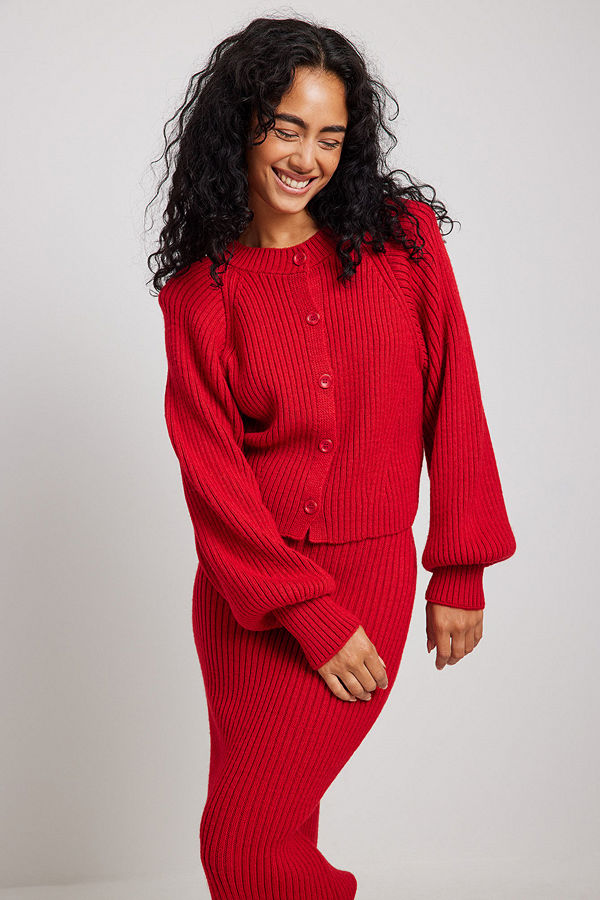 NA-KD Ribbstickad cardigan med axelvadd röd