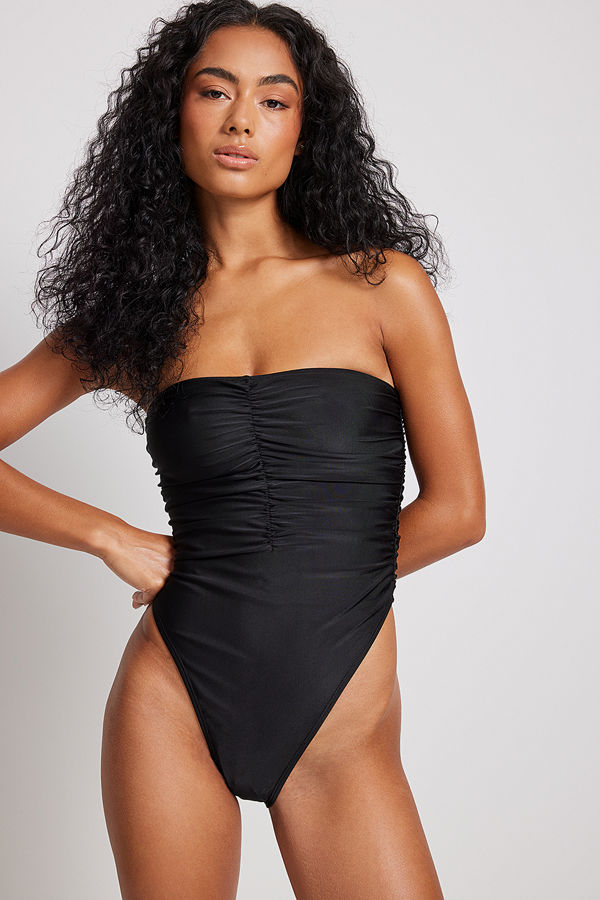 NA-KD Swimwear Draperad bandeau-baddräkt med hög benskärning svart