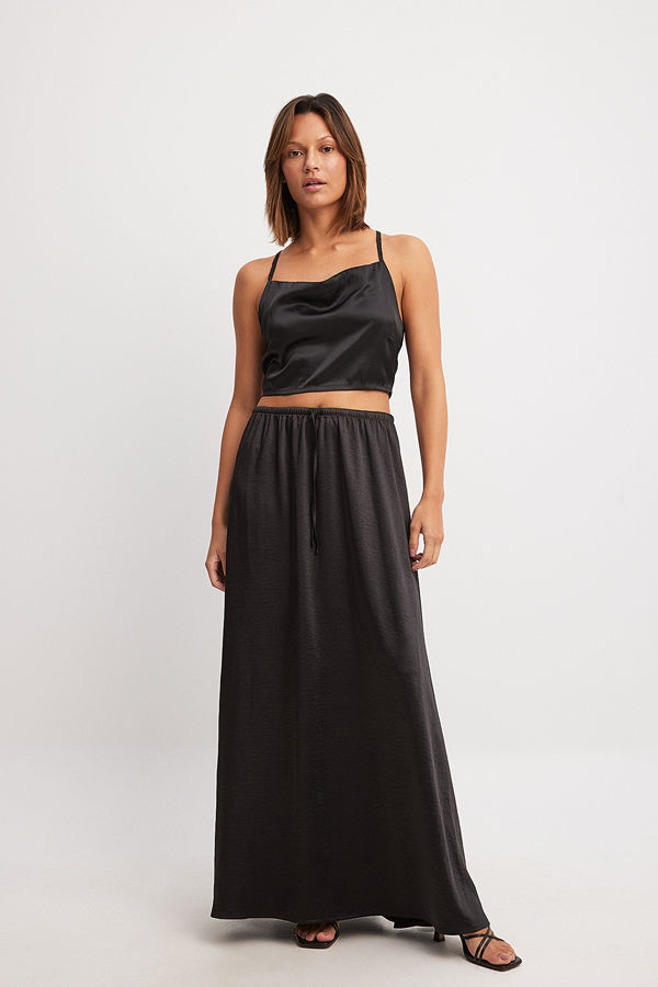 NA-KD Maxikjol i satin med snörning svart