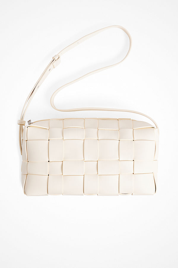 NA-KD axelväska Fyrkantig vävd crossbody-väska offvit