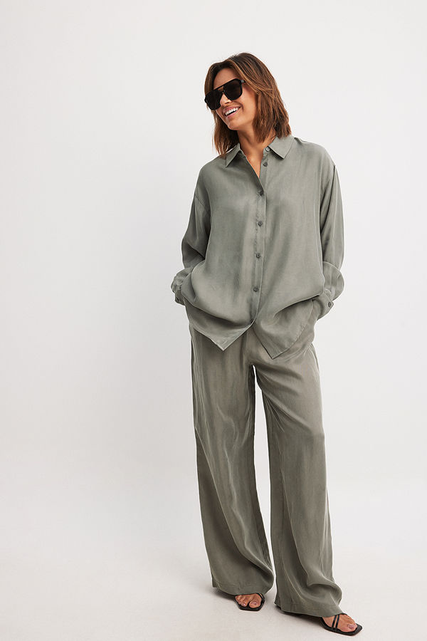 NA-KD Byxor i cuproblandning med elastisk midja grön