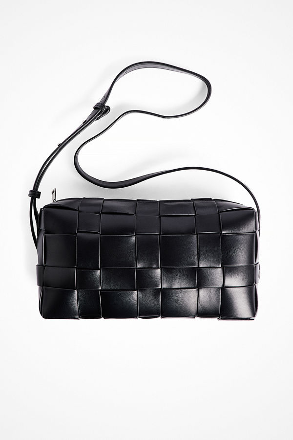 NA-KD axelväska Fyrkantig vävd crossbody-väska svart