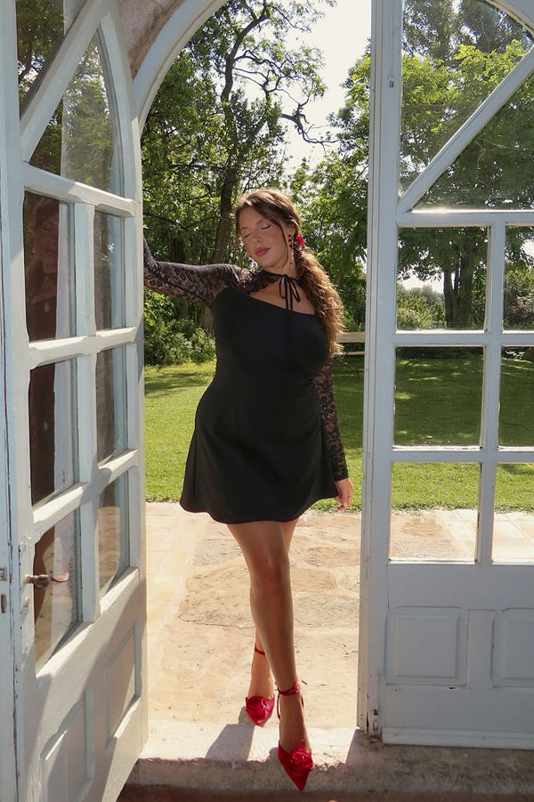 May Ridts x NAKD Miniklänning i jersey med spetsärmar svart