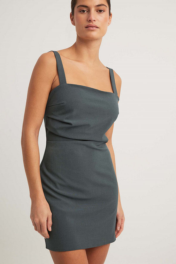 NA-KD Miniklänning med rychade detaljer i midjan grå