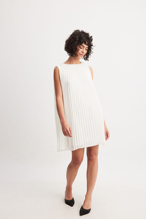 NA-KD Ärmlös plisserad miniklänning vit