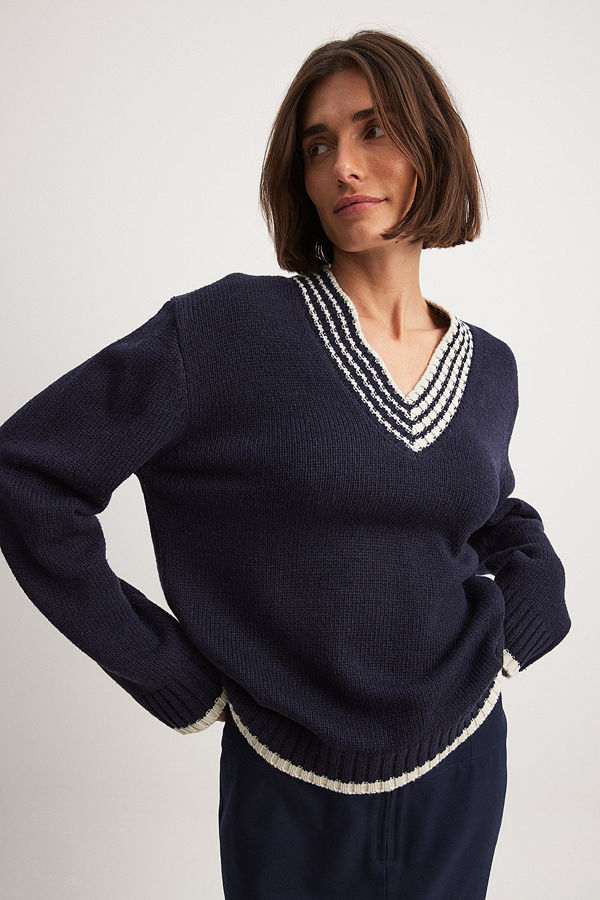 The Hanna Schönberg Edit Oversized tröja med V-hals och kontrastdetalj navy