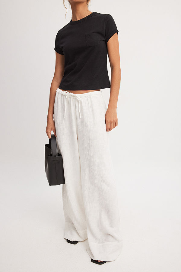 NA-KD Byxor med vida ben och mellanhög midja vit