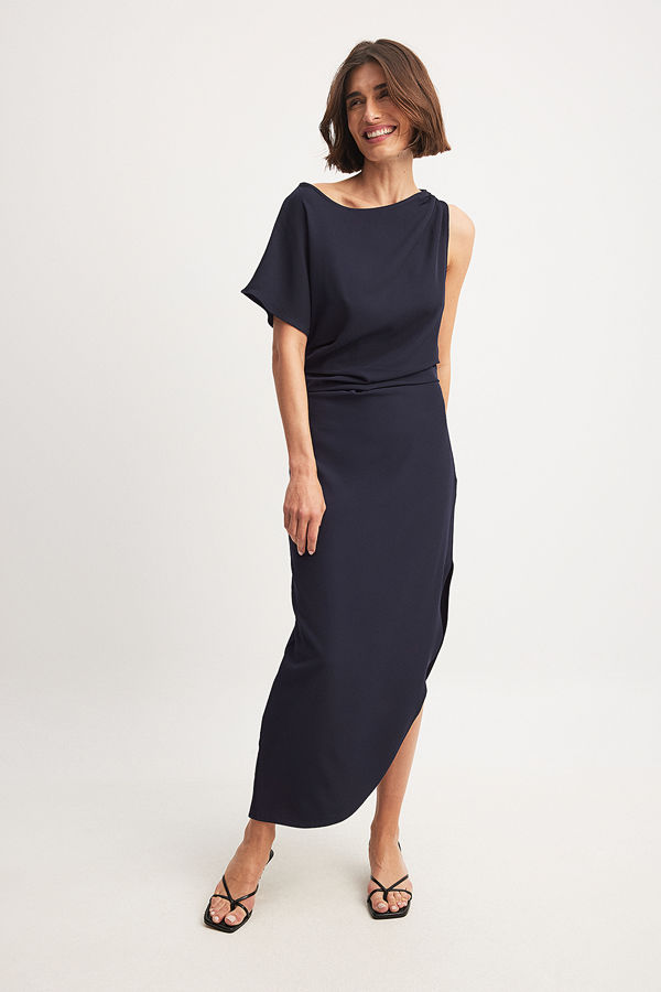 The Hanna Schönberg Edit Vävd asymmetrisk enärmad klänning med draperad detalj navy