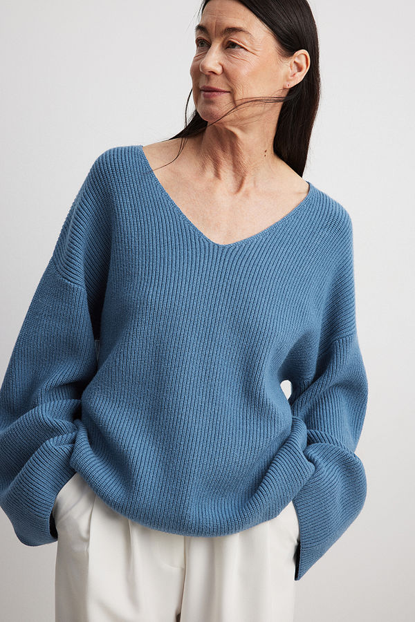 NA-KD Stickad tröja med V-ringning blå