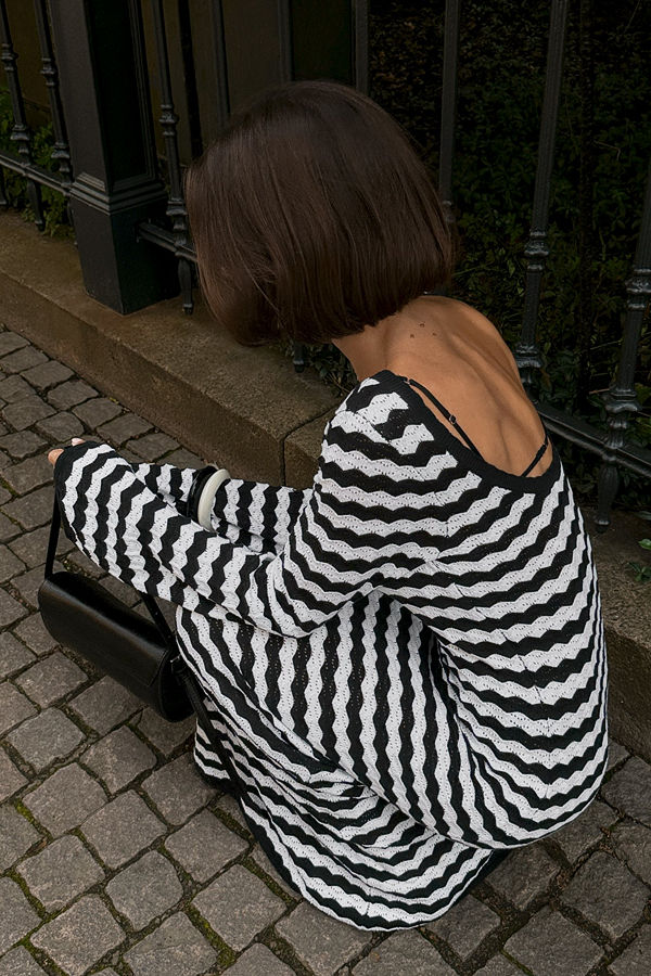 NA-KD Stickad maxiklänning med djup rygg stripe