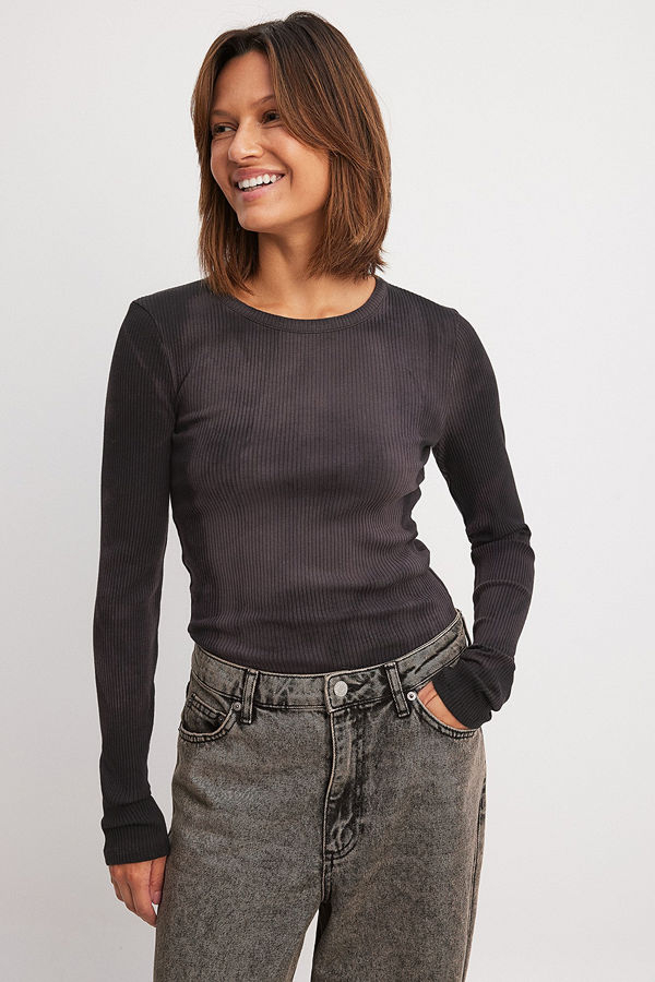 NA-KD Ribbad topp med Acid Wash-look svart