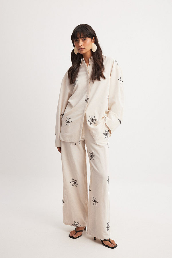 NA-KD Byxor med mellanhög midja och blomdetalj beige