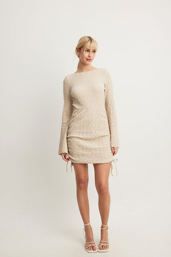NA-KD Strukturerad miniklänning med dragsko beige