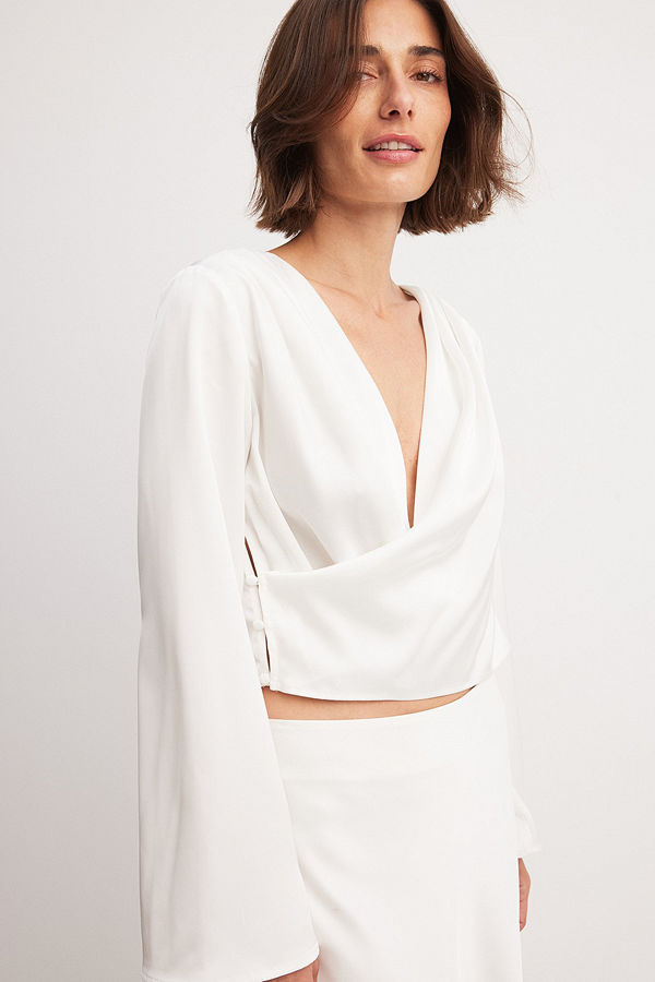 NA-KD Långärmad topp i satin med asymmetriskt omslag vit