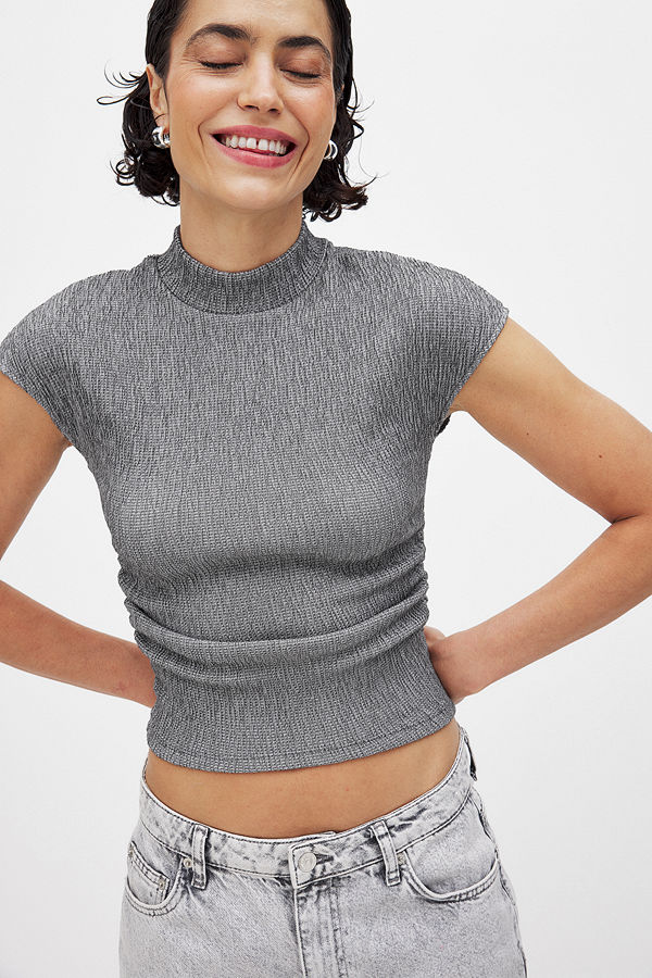 NA-KD Strukturerad topp med hög hals grå