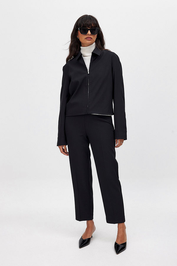 NA-KD byxor Cropped Mid Waist Pants svart