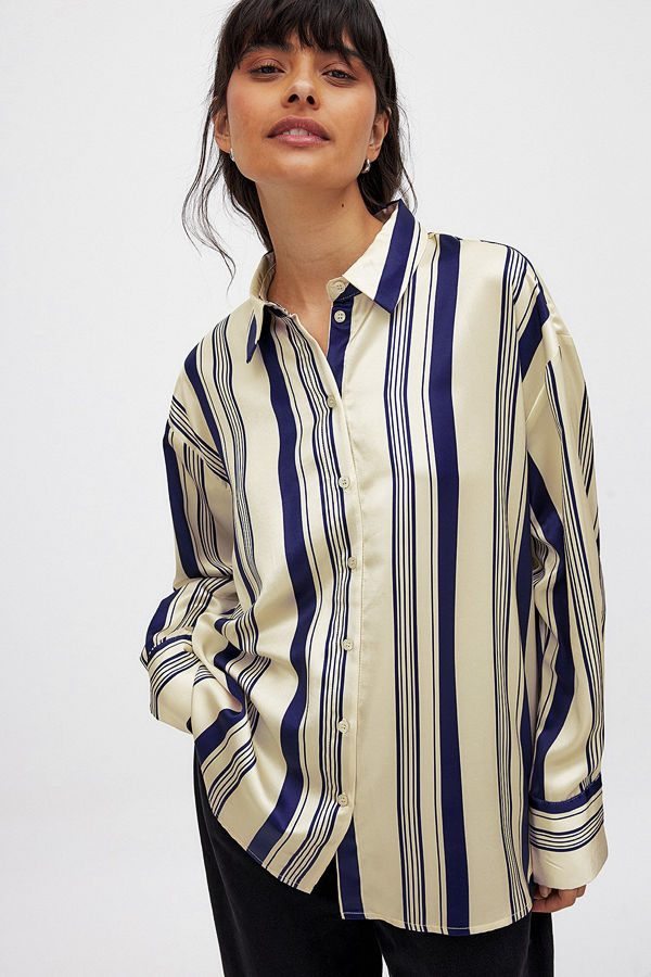 NA-KD Randig skjorta i satin stripe