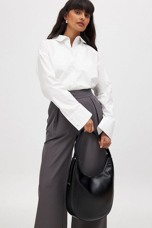 NA-KD axelväska Väska med rundad metalldetalj svart