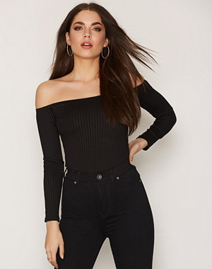 NLY One Off Shoulder Rib Body Svart