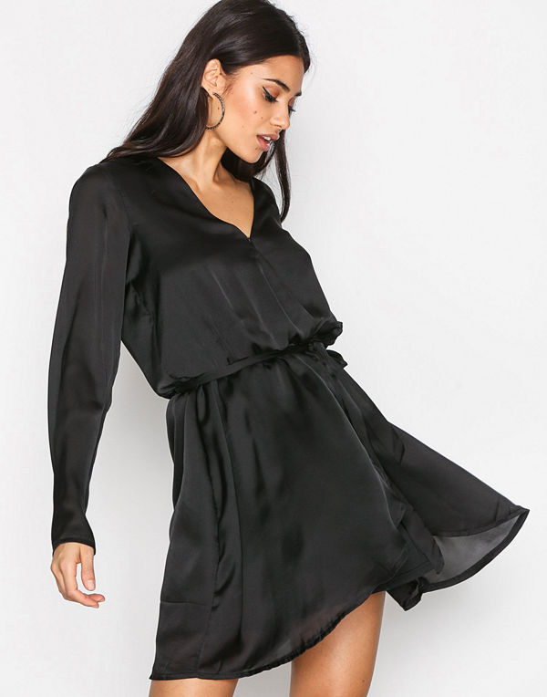 NLY Trend Satin Wrapped Dress Svart