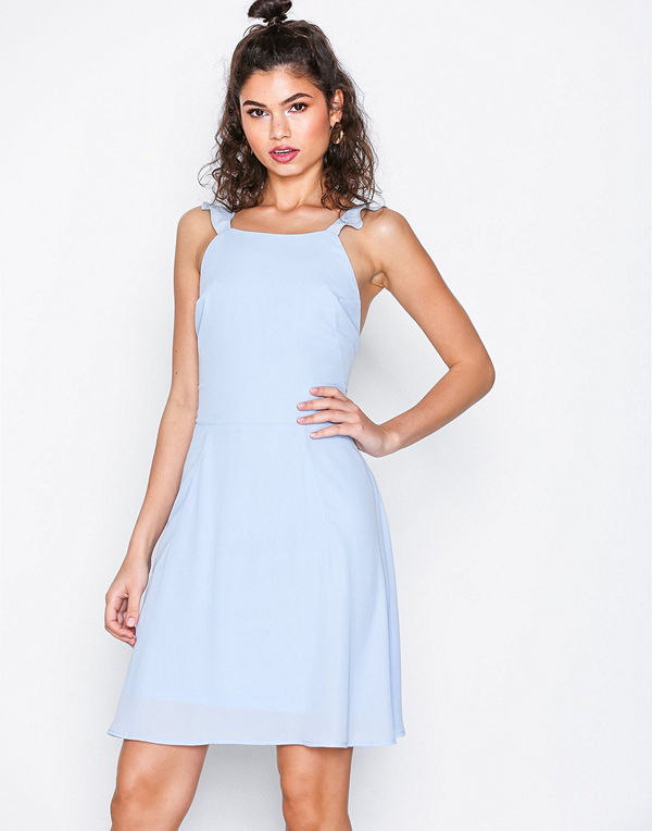 NLY Trend Frill Off Dress Ljus Blå
