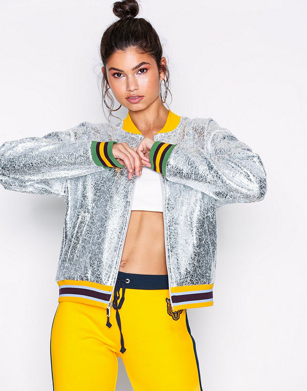 Juicy Couture ljusgrå bomberjacka Juicy Forever Crackle Foil Bomber Jacket Sunlit